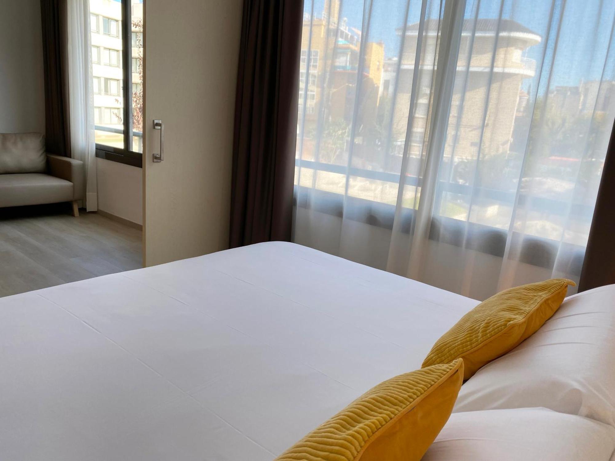Atenea Park Suites & Apartments Vilanova i la Geltrú Kültér fotó